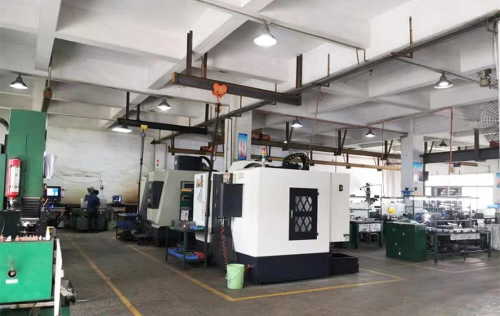 自有模具車(chē)間，擁有模具制作需要的各種機床、火花機、線(xiàn)切割機等設備，按客戶(hù)不同需要開(kāi)發(fā)新模。