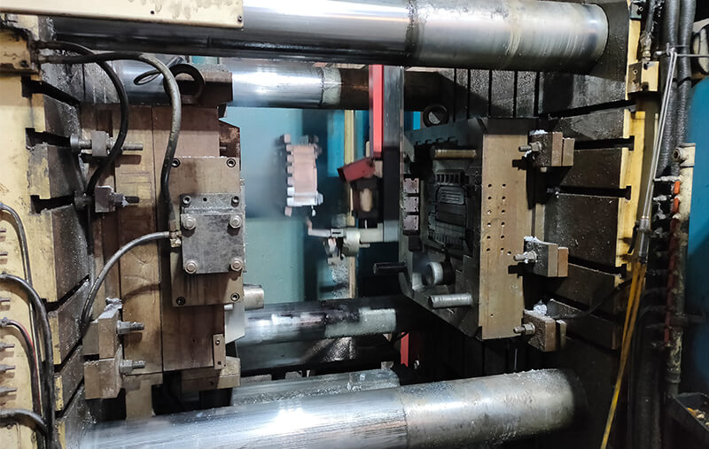 壓鑄成型，機器人取件