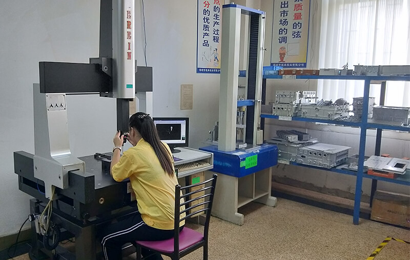 檢測中心：三次元，二次元，投影儀，鹽霧測試儀，探傷機，壓力測試，光譜分析儀，光澤計等21臺。