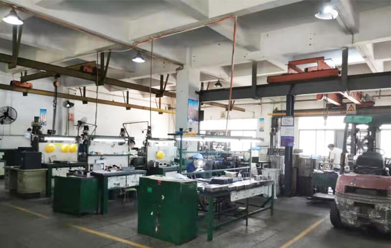 模房：線(xiàn)切割機，火花機，銑床，大磨床，精雕機共30臺。