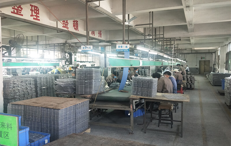 加工課：?jiǎn)屋S鉆床，整形線(xiàn)，去披鋒線(xiàn)，多軸鉆孔機，拉砂機，攻牙機，打磨線(xiàn)，甩干機等共55臺。