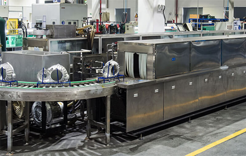 表面處理：噴砂，噴油，噴漆，噴粉，拋丸，流水線(xiàn)烘干線(xiàn)，超聲波清洗，磨光等共37臺。